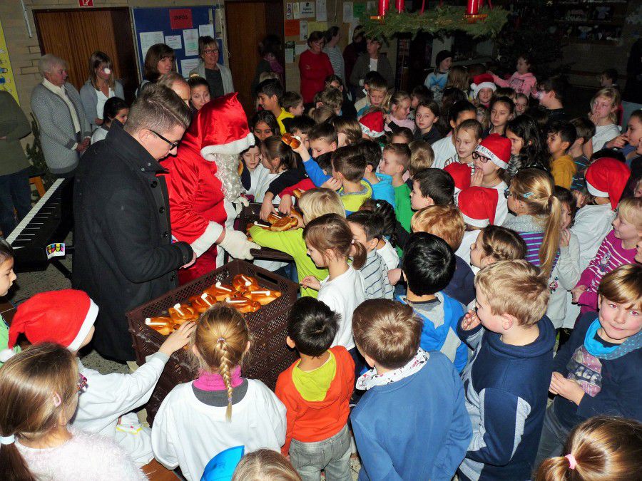 Dicht umringt waren der Nikolaus und der HSC-Präsident Sebastian Benett, als sie in der Nordschule die Stutenkerle verteilten. (Foto: privat)