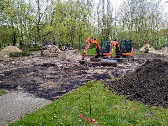Die Arbeiten für den neuen Mehrgenerationen-Spielplatz im Emscherpark haben diese Woche begonnen. (Foto: P. Gräber - Emscherblog.de)