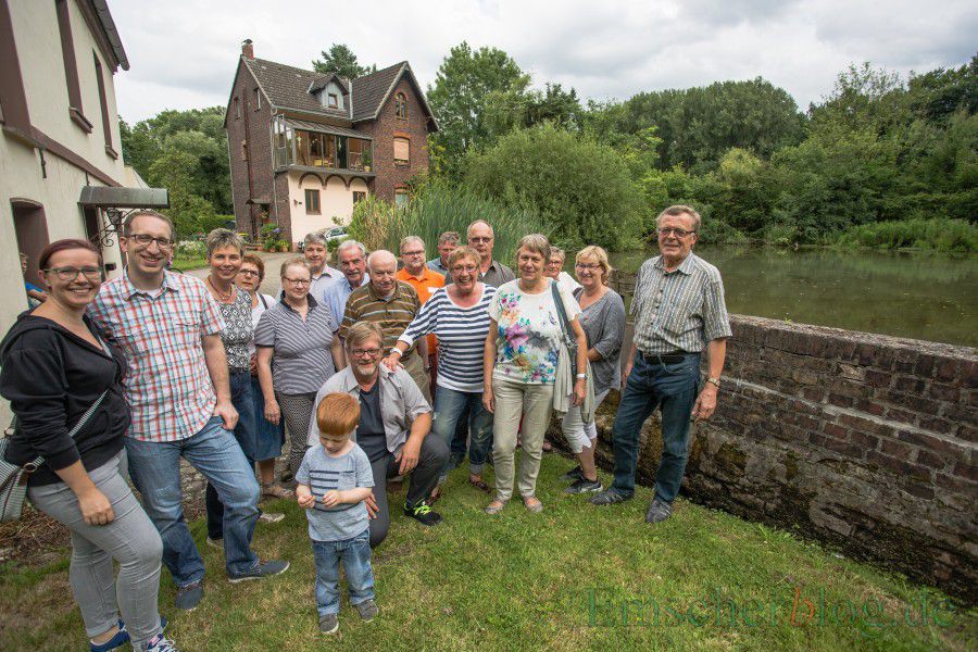 Fraktion vor Ort: Mitglieder und Sympathisanten des des Unabhängigen Bürgerblocks besuchten am Montagabend die alte Natorper Mühle., um sich über das historische Kleinod zu informieren. (Foto: P. Gräber - Emscherblog.)