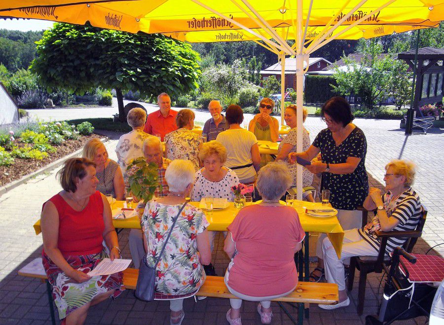Die Gruppe Gruppe „Cafe Yesterday bei ihrem letzten Treffen im Biergarten des Kleingartenvereins Am Oelpfad. (Foto: Karl-Heinz Lauer)