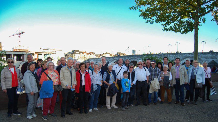 Das Foto zeigt die Reisegruppe der CDU-Bürgerfahrt vor der historischen St. Servaas-Brücke. (Foto: privat)