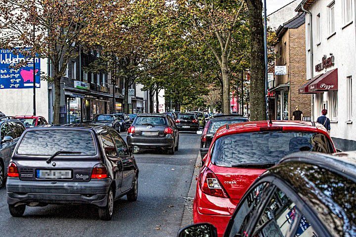 Eine der angeregten Maßnahmen im Klimaschutzkonzept ist die Parkraumbewirtschaft mit Parkgebühren an der Nord- und Hauptstraße. Das letzte Wort ist darüber noch nicht gesprochen. SPD und CDU lehnen Parkgebühren bislang ab. (Foto: P. Gräber - Emscherblog)