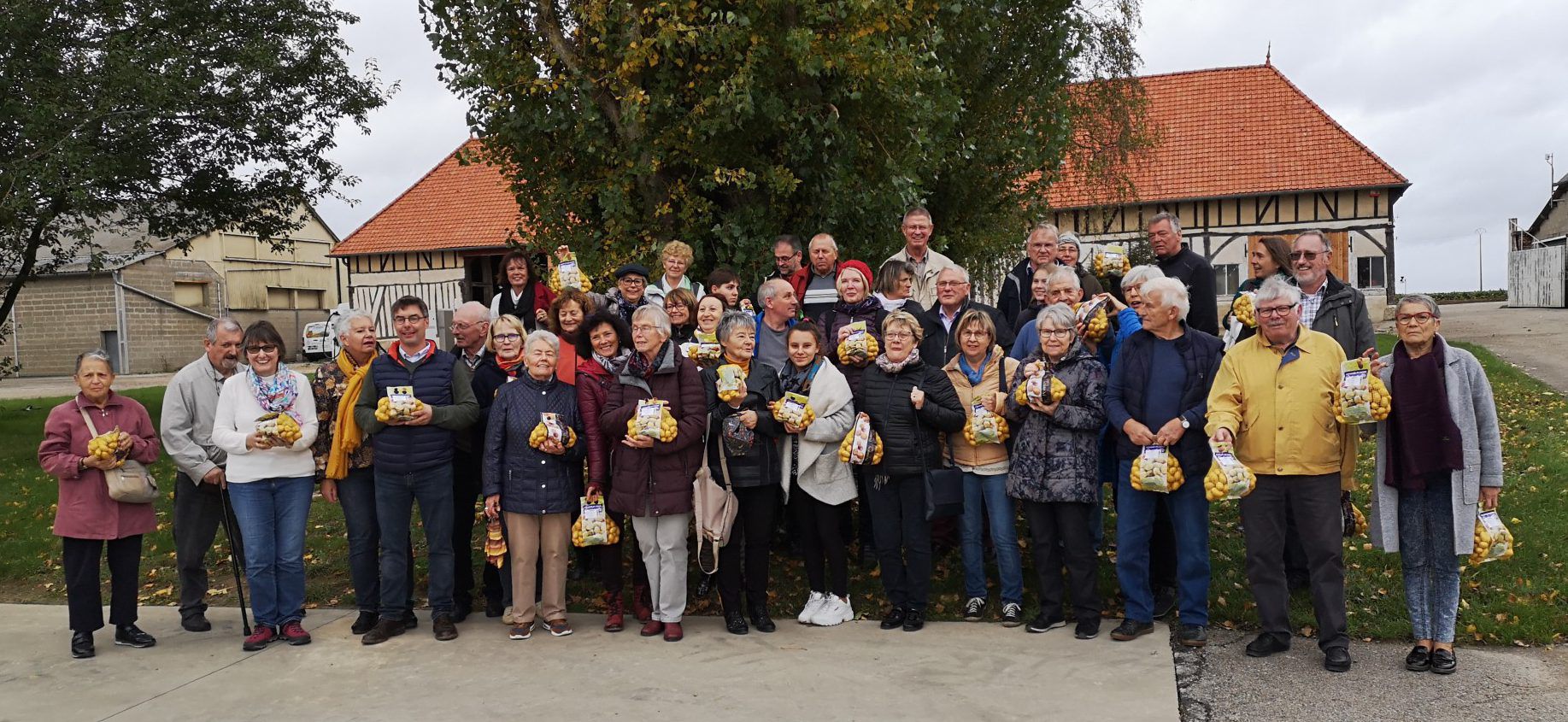 Das Bild zeigt den Großteil der Besuchergruppe beim Besuch des Kartoffelanbaubetriebs in Le Neubourg. Foto: privat)