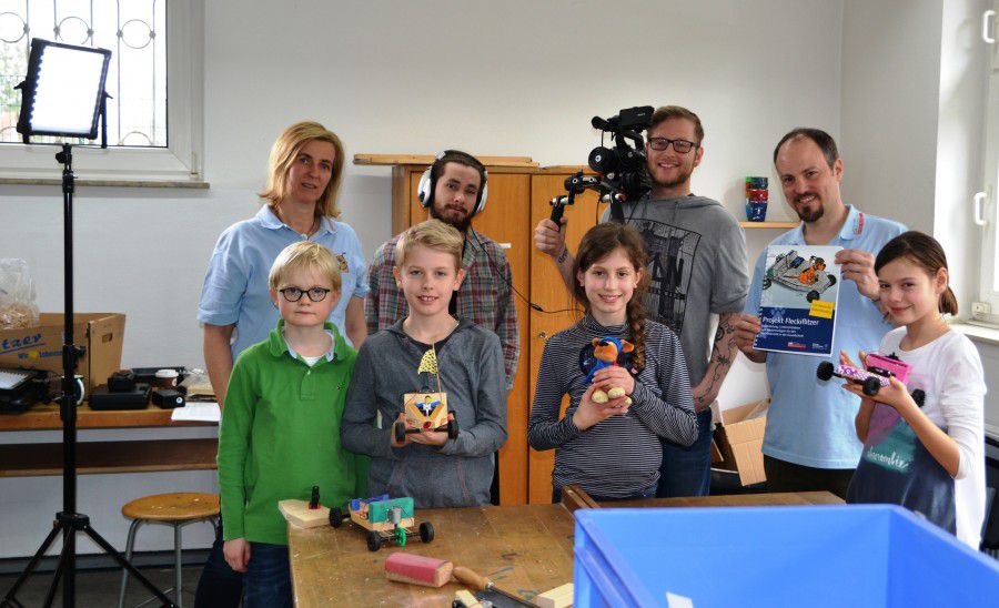 : Linus (vordere Reihe, v.l.n.r), Joshua, Emmelie und Lina erklären in den Videos gemeinsam mit Matthias Müller (hintere Reihe, rechts), wie ein Fleckiflitzer gebaut wird. Foto: WFG