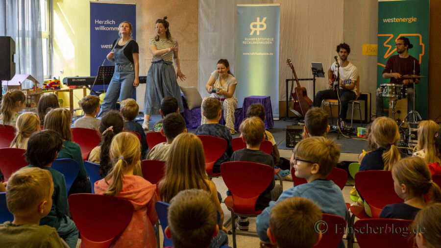 Die Erstklässler der Dudenrothschule erlebten heute eine Vorstellung "Wir gehen raus!" der Theatergruppe Gugelhupf, die sie zuvor im Rahmen einer Verlosung von Westenergie und den Ruhrfestspielen Recklinghausen gewonnen hatten.