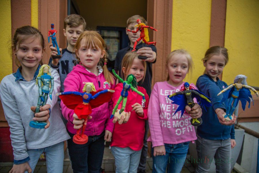 Stolz präsentieren die Kinder ihre Superhelden und -heldinnen,. die sie für das Osterferienprojekt im Treffpunkt Villa gefertigt haben. (Foto: P. Gräber - Emscherblog.de)