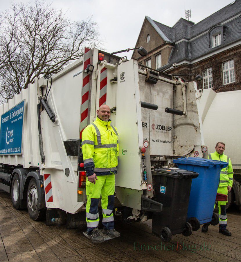 Ein Bericht der GWA zum Thema saubere Abfalltrennung und Gebührengerechtigkeit ist am Montagabend Thema im Umweltausschuss: Müllabfuhr vor dem Rathaus. P. Gräber - Emscherblog.de)