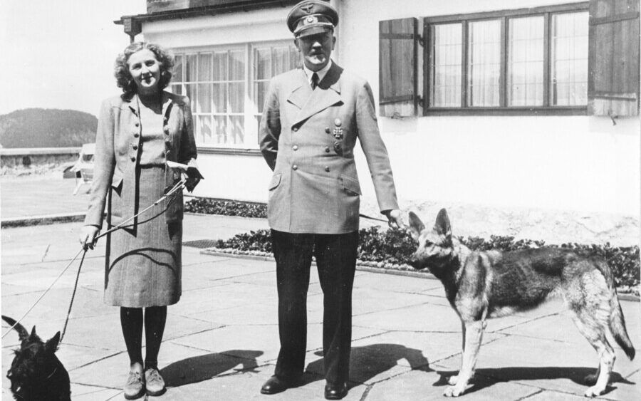 Die vielleicht bekannteste Frau im Rechtsextremismus: Eva Braun, hier mit Adolf Hitler, ihrem Geliebten und späteren Mann, sowie dessen Schäferhund Blondie auf dem Obersalzberg. (Foto: Bundesarchiv, B 145 Bild-F051673-0059 / CC-BY-SA)
