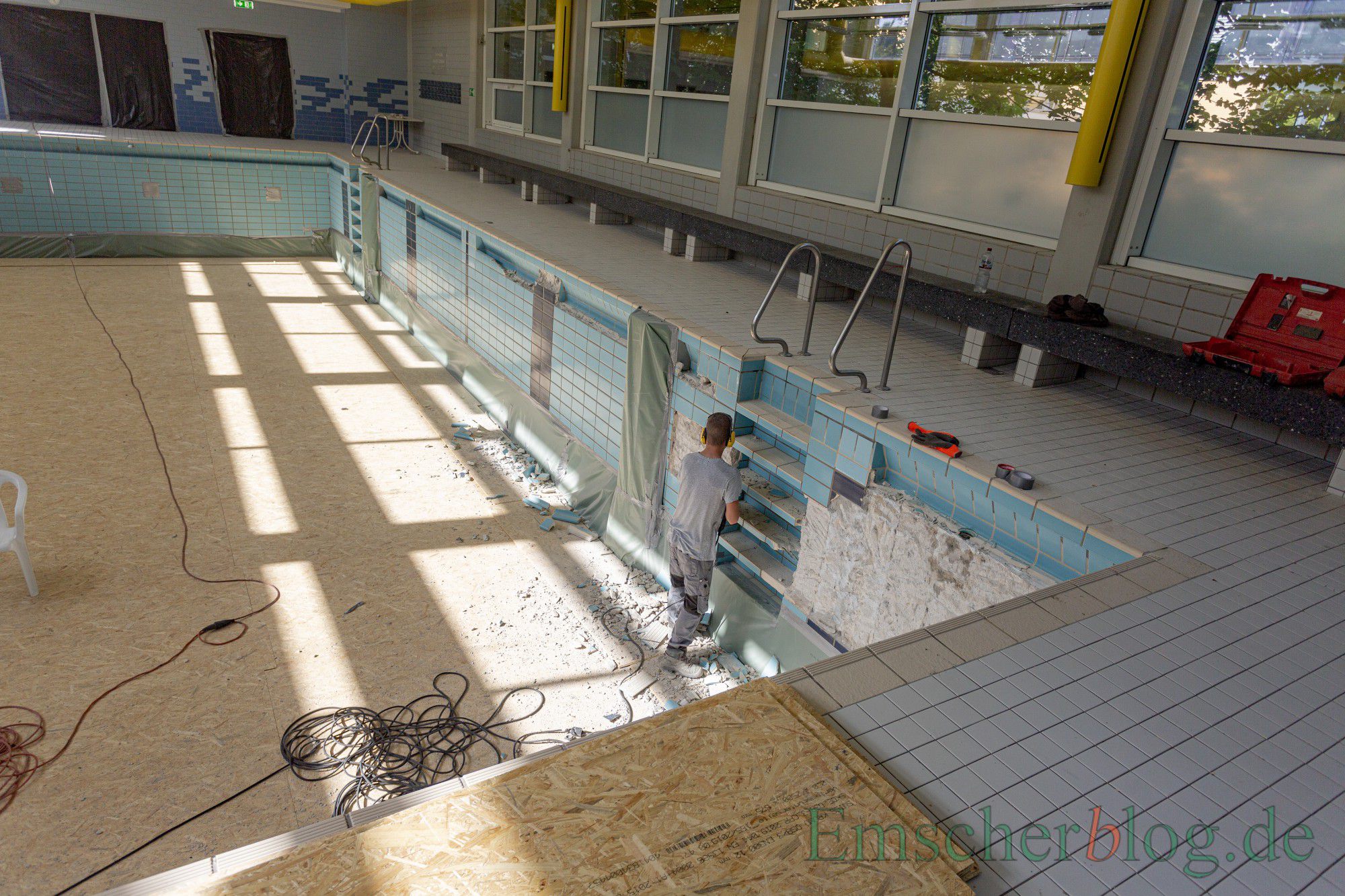 Die Sanierung der Kleinschwimmhalle schreitet voran: Im Becken oben werden die Fliesen erneuert, im Keller darunter die komplette Bädertechnik. (Foto: P. Gräber - Emscherblog)