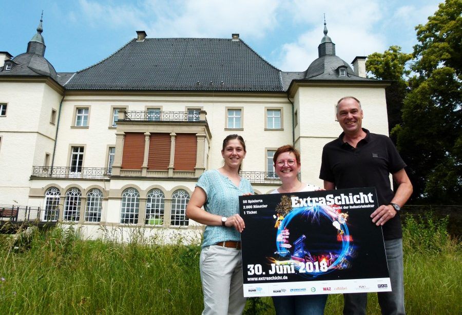 Stefanie Kettler (M.) und Heinz Kytzia stellten das Extraschicht-Programm von Haus Opherdicke gemeinsam mit Kirsten Hansonis von der Ruhr Tourismus GmbH vor. (Foto: Constanze Rauert - Kreis Unna)