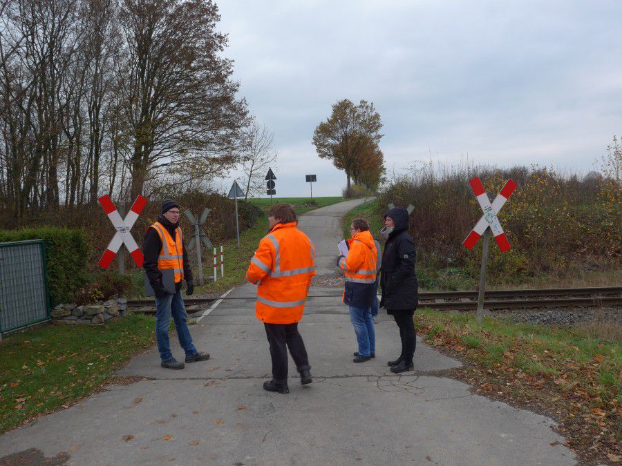 Die Verkehrsexperten prüfen den unbeschrankten Bahnübergang "Am Birnbaum" in Fröndenberg-Frömern. (Fo Michael Arnold - Kreis Unna)