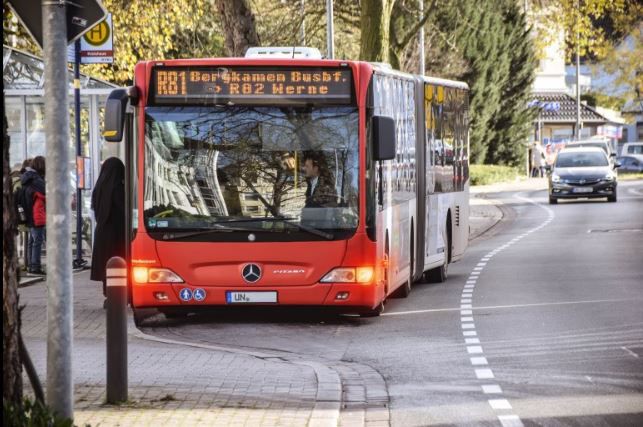 Mit dem eTarif soll das Bus- und Bahnfahren ab nächstes Jahr einfacher werden. Tarifgrenzen spielen beim Buchen und Bezahlen einer Fahrt keine Rolle mehr. (Foto: Max Rolke – Kreis Unna)