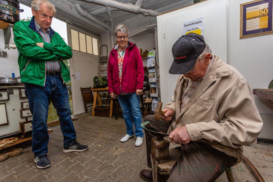 Landwirt Heinrich Fiene führte zum Internationalen Museumstag heute in der Schmiede der Heimatstube vor, wie auf einer Dengelbank eine Sense geschärft wird. (Foto: P. Gräber - Emscherblog.de)