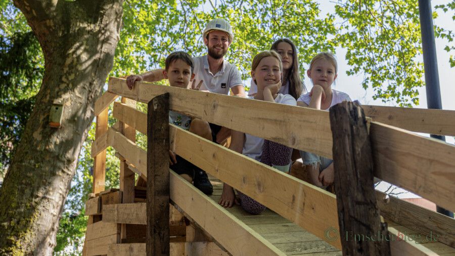 Das Foto zeigt Sozialarbeiter Dave Spitzenberg mit einigen der Kindern auf der von ihnen gebauten Achterbahn auf dem Bauspielplatz in diesen Ferien. (Foto:P. Gräber - Emscherblog)