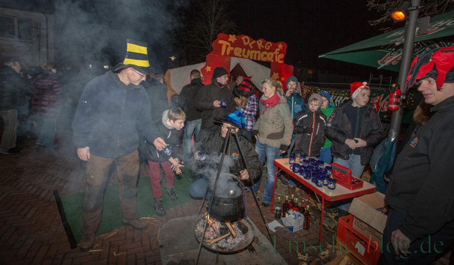 Darauf freuen sich nicht nur viele Besucher des Weihnachtsmarktes, sondern auch die Vereinsmitglieder: Feuerzangebowle vor dem DLRG-Traumcafé . (Foto: P. Gräber - Emscherblog.de)