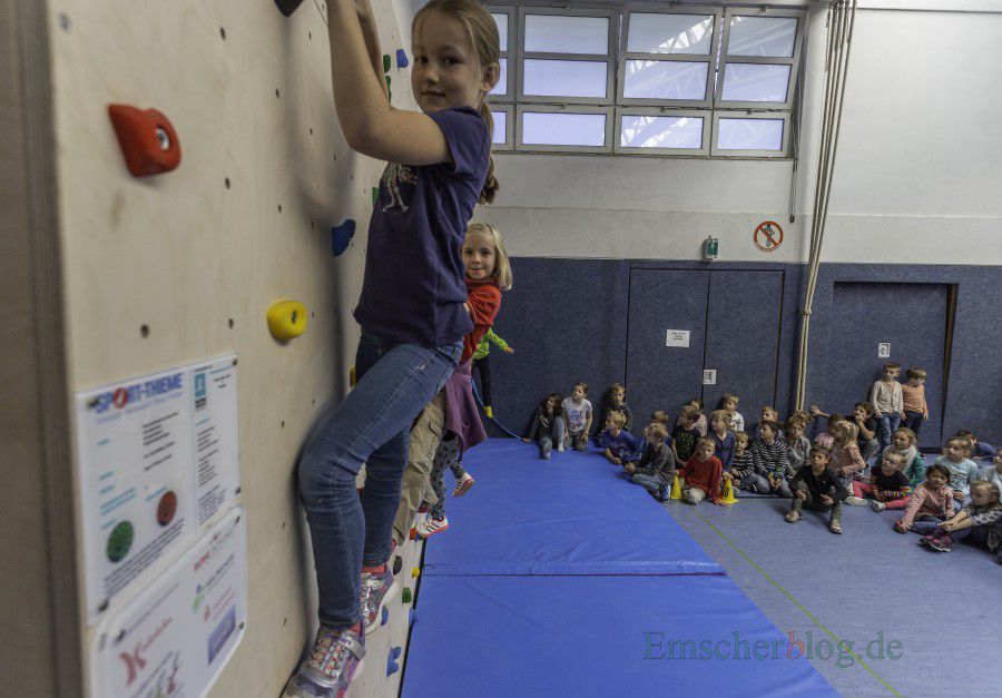 Anna (Klasse 3b) und Charlotte (Klasse 3a) gehörten zu den ersten Kindern, die die neue Boulderwand in der Turnhalle der Paul-Gerhardt-Schule erklettern durften. (Foto: P. Gräber - Emscherblog.de)