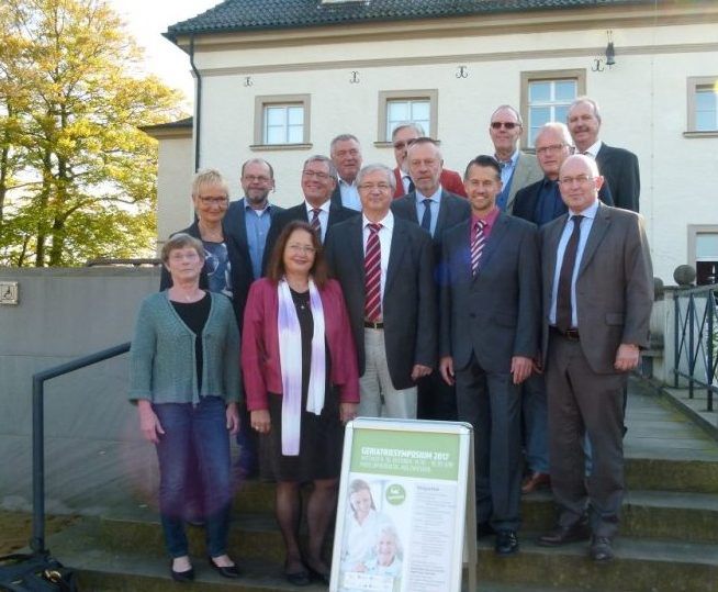 Die Vertreter der Institutionen und der Kreisverwaltung bei ihrem Treffen heute zum Geriatriesymposium auf Haus Opherdicke. (Foto: Kreis Unna)