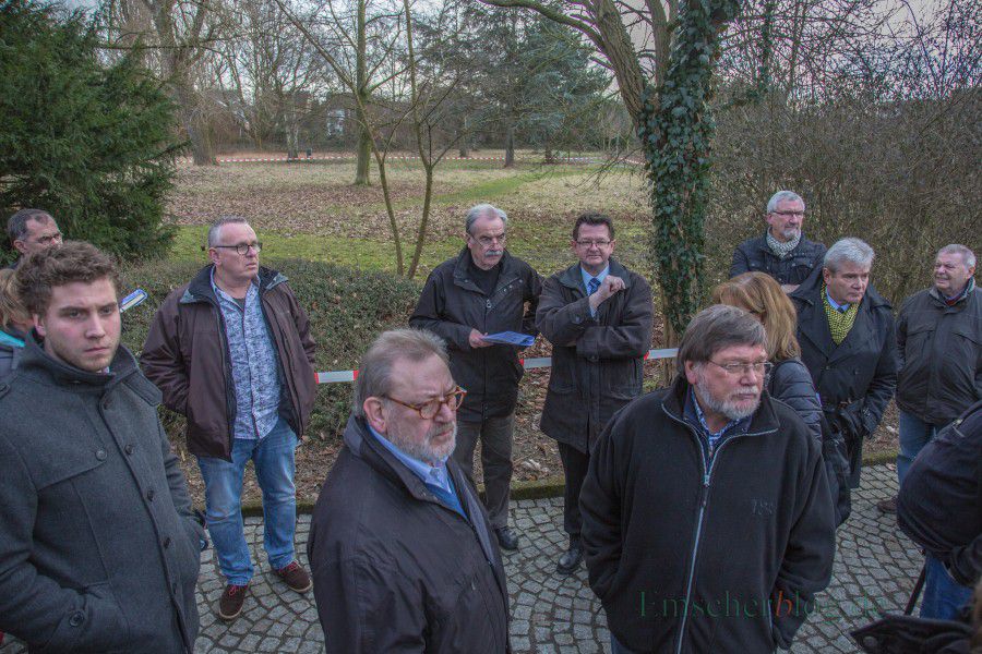 Die Mitglieder des Fachausschusses beim Ortstermin im Märt 2017 vor der Fläche im Emscherpark, auf der SPD und FDP nun den neuen Kindergarten errichten wollen. (Foto: P. Gräber - Emscherblog.de)