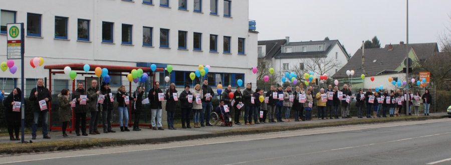 Die Mitarbeitenden der AWO Geschäftsstelle in Kamen setzen mit bunten Luftballons und einer Menschenkette ein Zeichen für Toleranz und gegen Rassismus. Foto: AWO Kreis Unna)