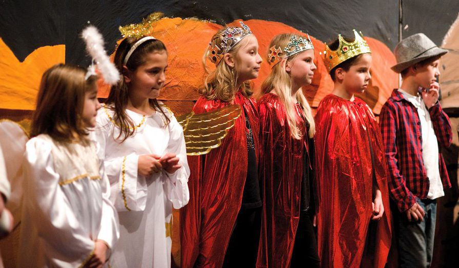 Mit dem Theaterstück "Alle Jahre wieder", das beim Adventsfenster und tags darauf noch ein mal in der Schule öffentlich aufgeführt wurde, sorgten die Kinder der Theater AG für Begeisterung. (Foto: Martina Engert )