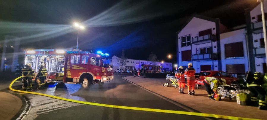 Die Freiwillige Feuerwehr der Gemeinde war heute am frühen Morgen bei einem Wohnungsbrand im Atriumhaus an der Louvierstraße im Einsatz. Ein 83-jähriger Bewohner verstarb noch am Einsatzort. (Foto: Feuerwehr Holzwickede)