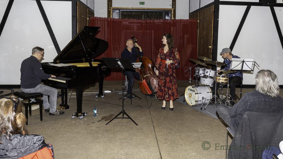 Unter dem Titel "I love Paris" gestaltete die junge Sängerin Nina Dahlmann mit ihrem Quartett gestern den jazzigen Teil des Musikwochenendes im Emscherquellhof. (Foto: P. Gräber - Emscherblog)