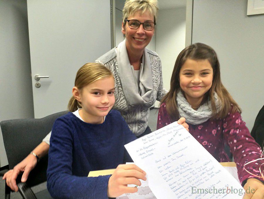 Die beiden Freundinnen Laura (r.) und Maja (l.) mit dem Brief, den sie an Bürgermeisterin Ulrike Drossel (M.) geschrieben und für ihre tolle Idee geworben haben. (Foto: P. Gräber - Emscherblog.de)