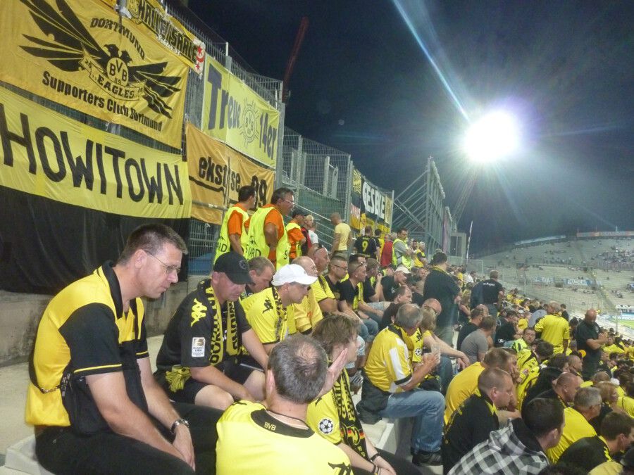 Die Banner von „Howitown“ sind auf allen Plätzen Europas zu sehen. Hier am 28. September 2011 beim Spiel von Borussia Dortmund bei Olympique Marseille – ein Europapokal-Match, das mit einem 0 : 3 aus Sicht des BVB endete. (Foto: privat)