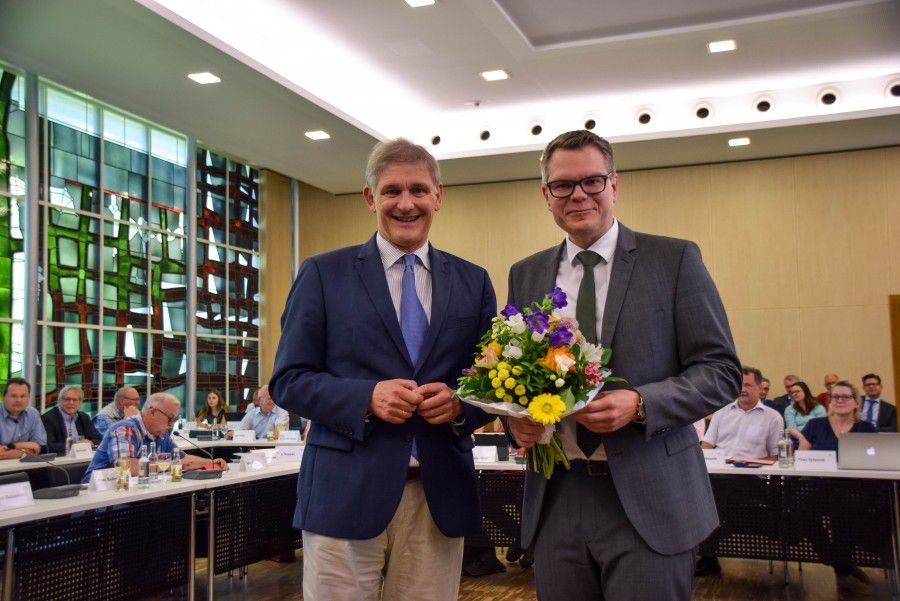 Landrat Michael Makiolla gratuliert Mike-Sebastian Janke nach seiner Wahl zum neuen Kreisdirektor. (Foto: Constanze Rauert - Kreis Unna