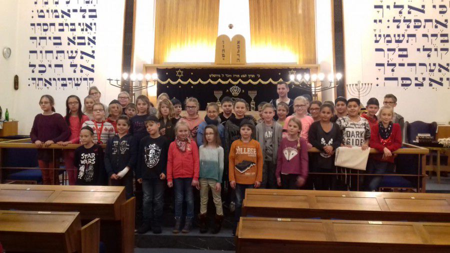 Die Dudenrothschüler bei ihrem Besuch in der jüdische Synagoge in Dortmund. (Foto: privat)