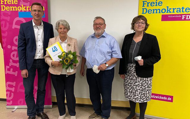 Lieselotte Capelle (2.v.li.) wurde für langjährige Mitgliedschaft in der FDP von den beiden Vorsitzenden Lars Berger (li.) und Fritz Bernhardt sowie Geschäftsführerin Ute Hake geehrt. (Foto: FDP Holzwickede)