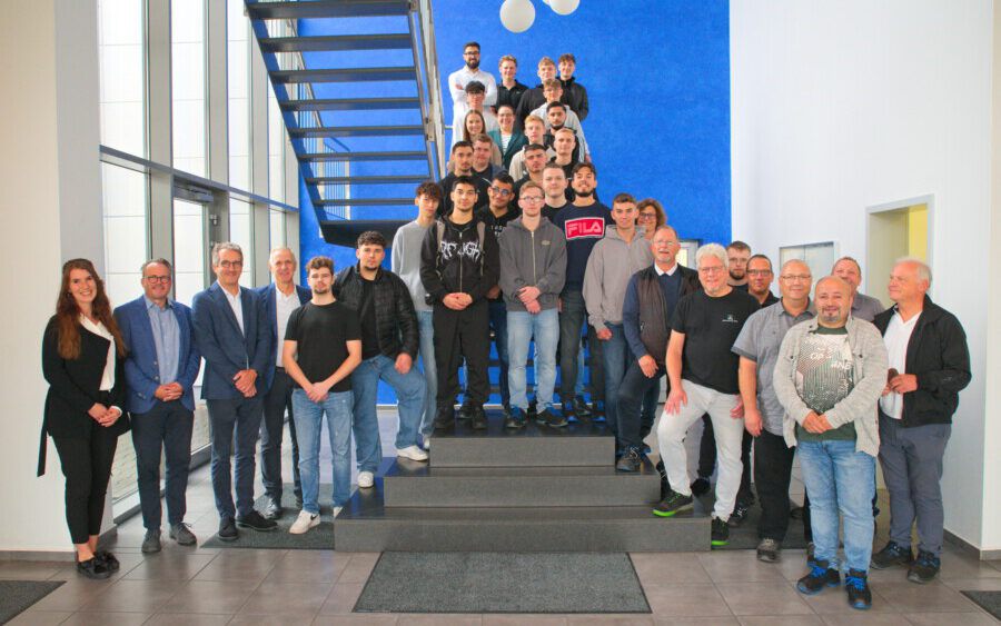 Die beiden Geschäftsführer der Montanhydraulik, Dr. Ralf Becker und Thomas Mittag, begrüßten zum Ausbildungsstart in dieser Woche 25 neue Auszubildende im Unternehmen. (Foto: Montanhydraulik)