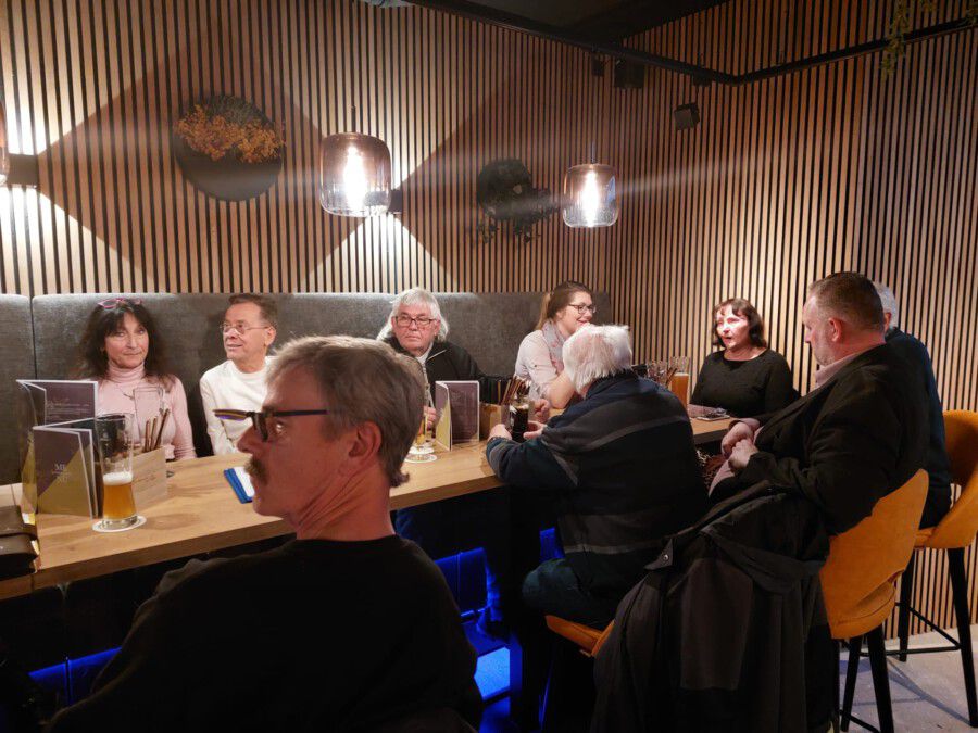 Oldtimer-Freunde Holzwickede beim Stammtisch in Brasserie am Markt. (Foto:privat)