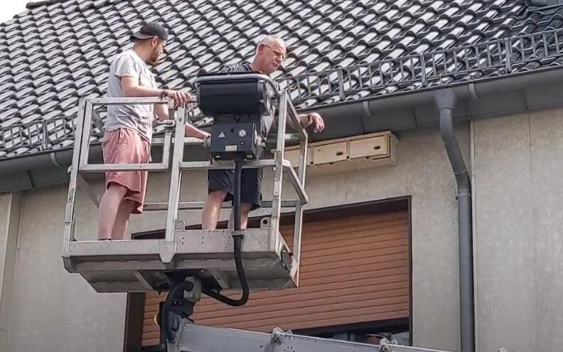 Nils und Martin Michaelis beim Anbringen der speziellen Nistkästen auf Dachrinnenhöhe in der Friedrichstraße. (Foto: Thomas Griesohn-Pflieger -- NABU)