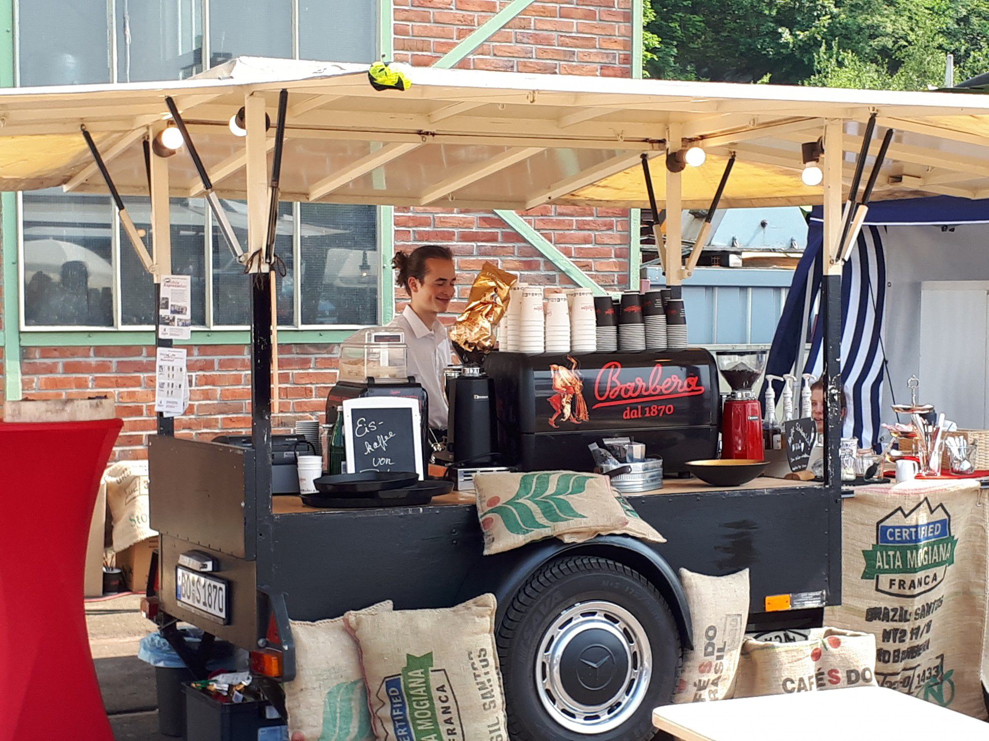 An der mobilen Espresso-Bar können sich Besucher von Haus Opherdicke mit leckerem Kaffee und mehr verwöhnen lassen. (Foto: privat)