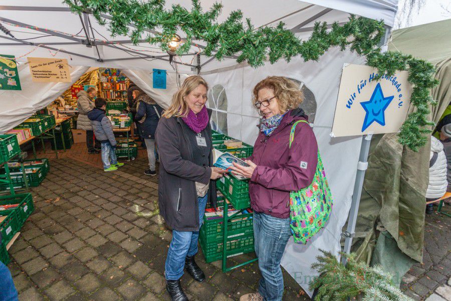 Mit Aktionen wie dem Bücherverkauf auf dem Weihnachtsmarkt sammelt der Verein "Wir für Holzwickede" auch selbst Geld ein. Der Großteil der Gelder stammt jedoch aus Spenden . (Foto: P. Gräber - Emscherblog.de)