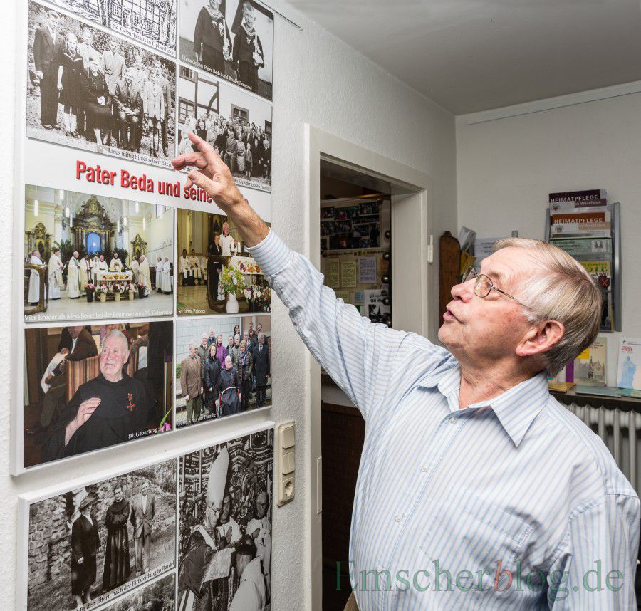 Bernhard Vickermann erläutert die alten Familienbilder in der Pater-Beda-Ausstellung in der Heimatstube. (Foto: P. Gräber - Emscherblog.de)