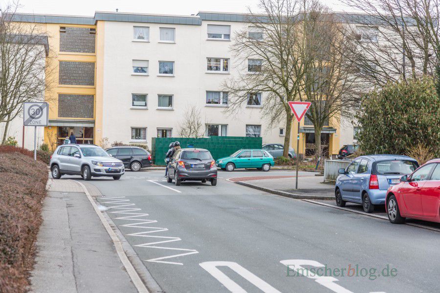 Die FDP will den Einmündungsbereich Sölder- und Hauptstraße auf Kosten eines Parkplatzes und Grünbeetes übersichtlicher gestalten lassen. (Foto: P. Gräber - Emscherblog.de)