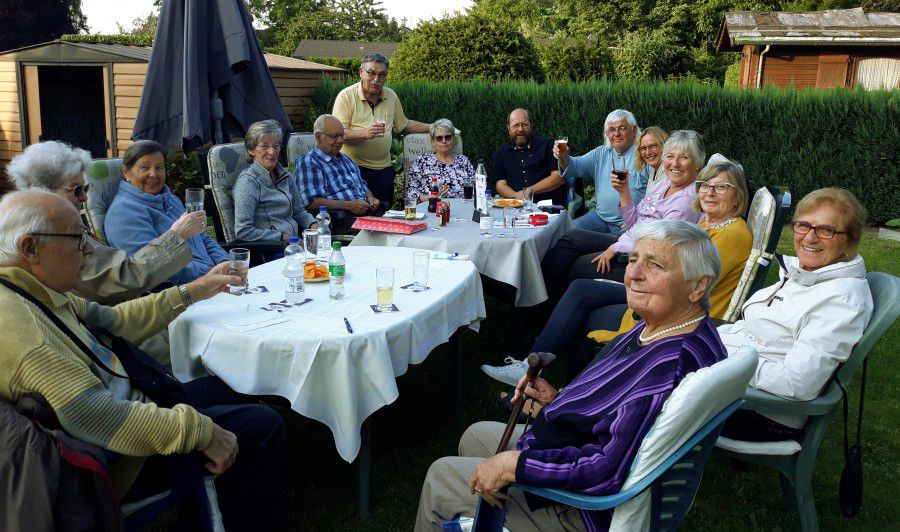 Mitglieder des Vereins Partnerschaft Holzwickede-Colditz bei ihrem 5. Stammtisch im Garten von Paul Schmidt. (Foto: privat)