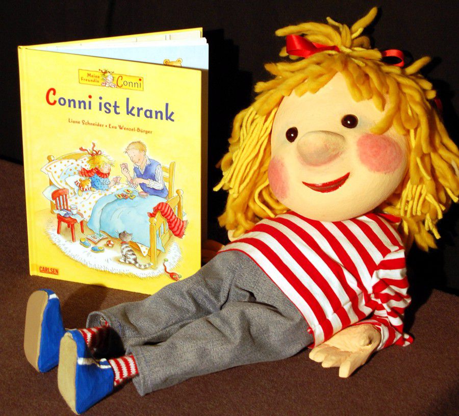 "Conni", hier mit ihrem Bilderbuch, und das Wodo Puppenspiel sind Gast bei der Weihnachtsfeier im Treffpunkt Villa. (Foto: privat)