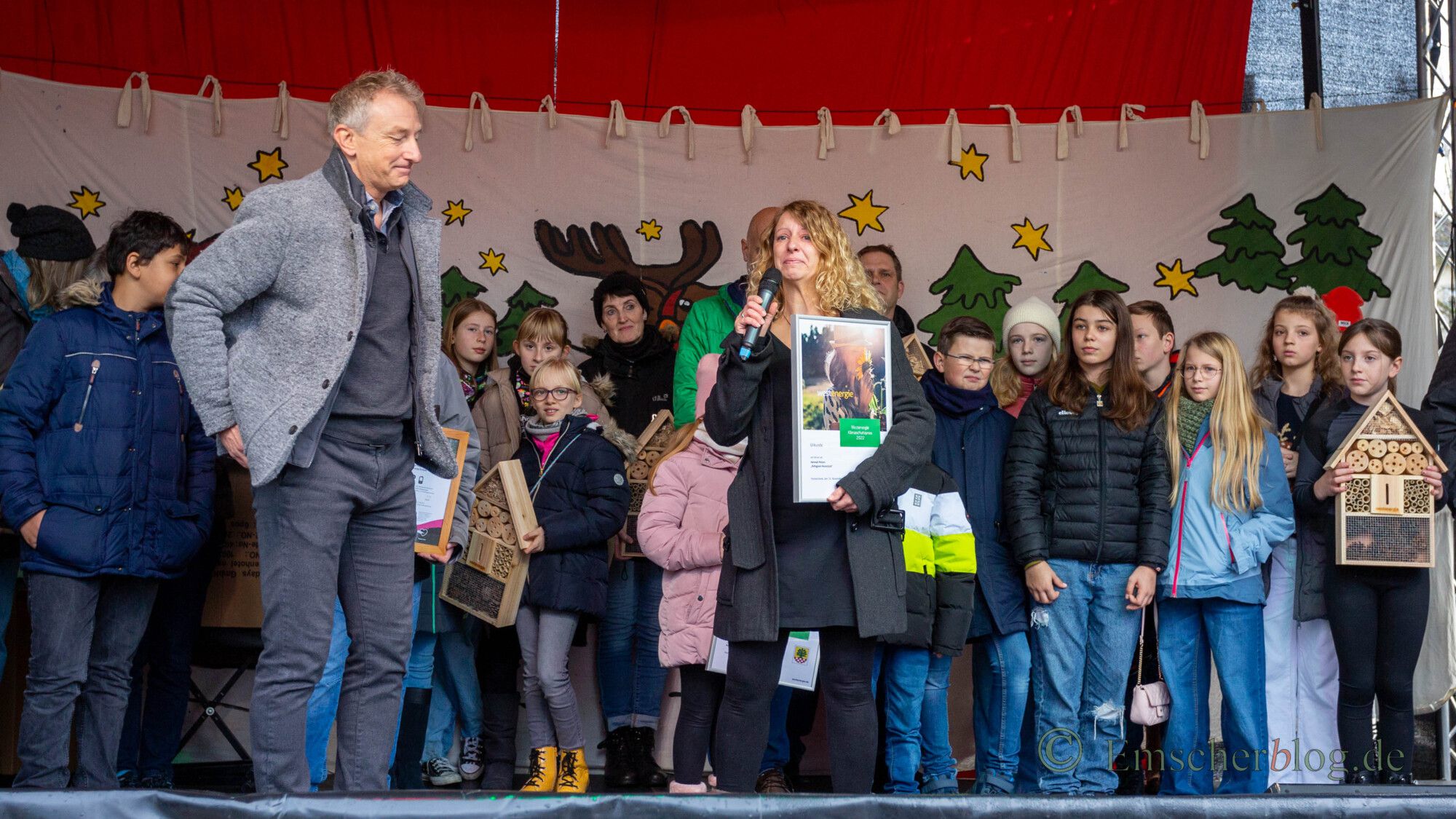 Den Klimaschutzpreios 2022 erhält Hannah Peters für ihr Projekt "Refugium Herzstück", den Natur- und Lerngarten auf dem Platz von Louviers: Ihre Auszeichnung nahm die Preisträgerin zu Tränen gerührt entgegen. (Foto: P. Gräber -- Emscherblog)