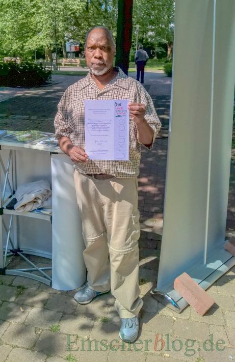John Orcas Okellos mit der Urkunde, die der Seniorenbeirat von der Landes-Seniorenvertretung für seine ehrenamtliche Arbeit erhielt. Foto: P. Gräber Emscherblog.de)