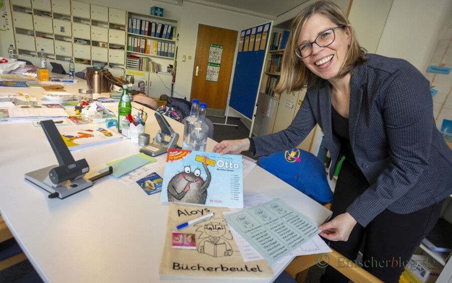 Mareike Hose mit einem der Bücherbeutel, die seit ein paar Tagen zur Leseförderung in den ersten beiden Jahrgangsstufen der Aloysiusschule kursieren. (Foto: P. Gräber - Emscherblog)