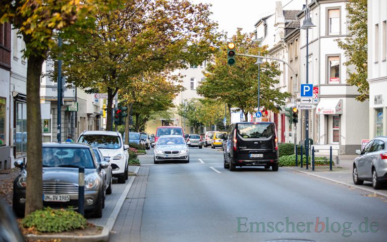 Die Ladenmieten in der Gemeindemitte sind unverändert oder sogar leicht gesunken gegenüber den Vergleichsjahren 2017/2018: die Hauptstraße in Holzwickede. (Foto: P. Gräber - Emscherblog)