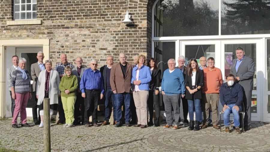 Landrat Mario Löhr (re.) begrüßte die Delegierten der Seniorenkonferenz in der Ökologiestation Bergkamen zur ersten Sitzung nach zwei Jahren. (Foto: Ursula Nagel - Kreis Unna)