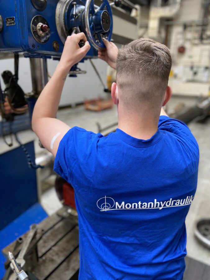 Montanhydraulik GmbH hat allen Mitarbeiterinnen und Mitarbeitern ein Impfangebot gemacht: Die Impfbereitschaft der Belegschaft ist groß. Erkennbar auch am Pflaster nach dem kleinen Pieks. (Foto: Montanhydraulik GmbH)