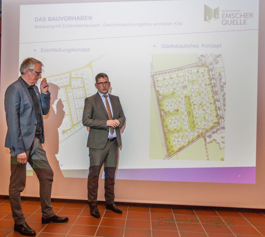 Im Planungs- und Bauausschuss stellte Wilma-Projektmanager Andreas Häcker (r.), hier mit Fachbereichsleiter Uwe Nettlenbusch, erstmals öffentlich die Planungen für den Wohnpark Emscherquelle vor.