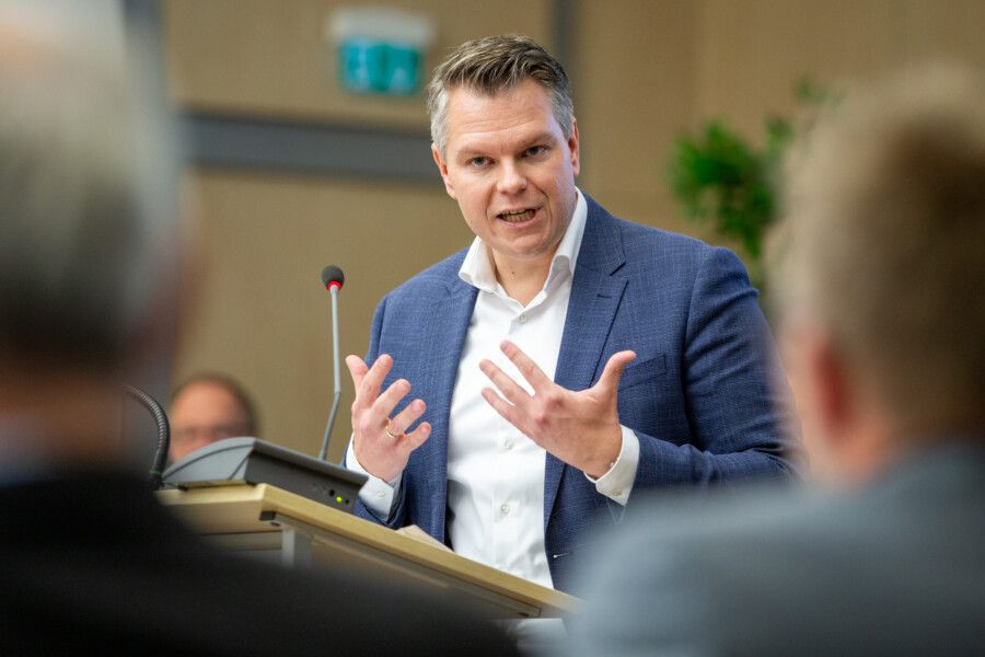 Kreisdirektor und Kämmerer Mike-Sebastian Janke bei seiner Haushaltsrede gestern im Kreistag. (Foto: Alexander Heine)
