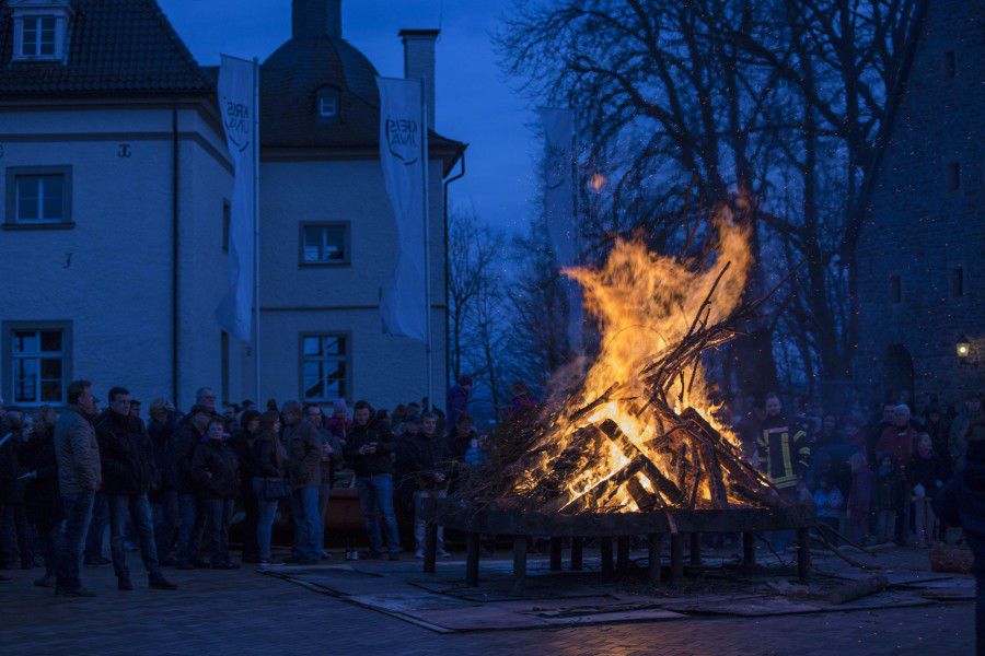 In diesem Jahr werden keine Osterfeuer rgenehmigt: Das letzte Osterfeuer der Löschgruppe Opherdicke - eines der größten im Kreis Unna -brannte vor zwei Jahren vor Haus Opherdicke. im Jahr 2017. (Foto: P. Gräber - Emscherblog)