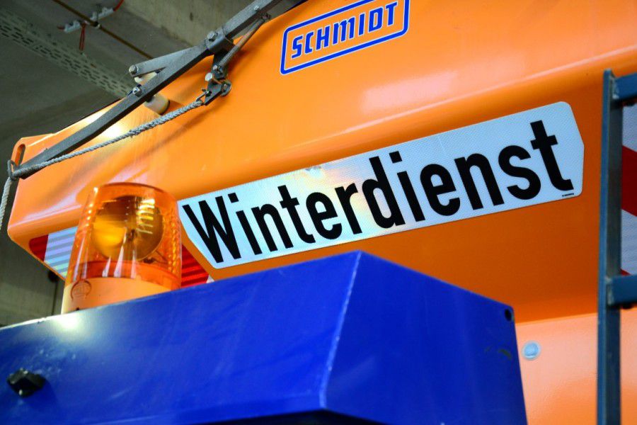 Winterdienst Unimog: Die Fahrzeuge sind einsatzbereit und gut sichtbar mit "Winterdienst" gekennzeichnet. Foto: Max Rolke – Kreis Unna